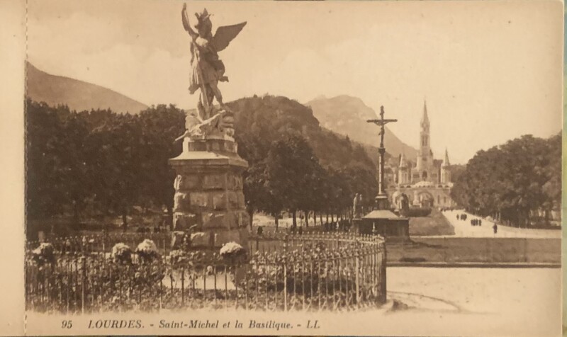 Carte postale ancienne Saint-Michel et la Basilique à Lourdes