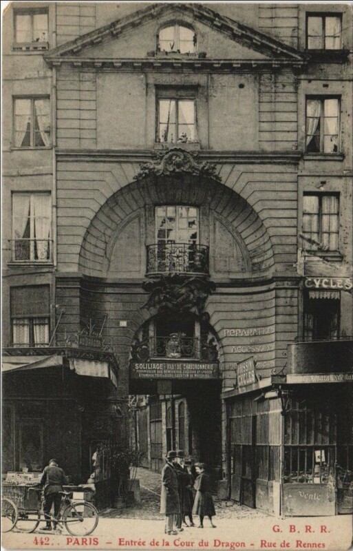 Carte postale ancienne Paris 6e Rue de Rennes Cour du Dragon