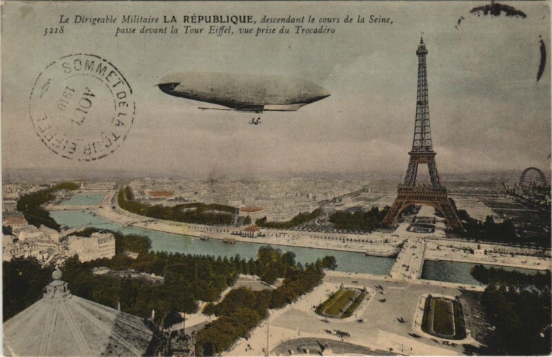 Carte postale ancienne Paris 7e Dirigeable militaire La Republique Eiffel Tower