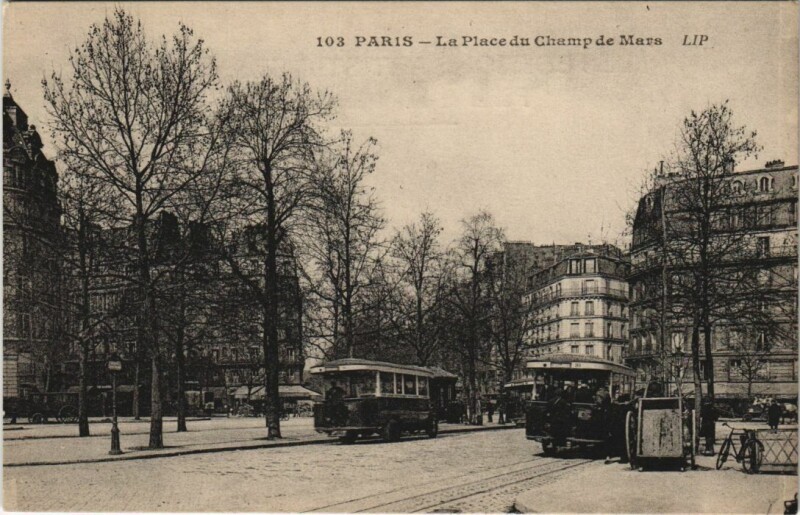 Carte postale ancienne Paris 7e Place du Champ de mars