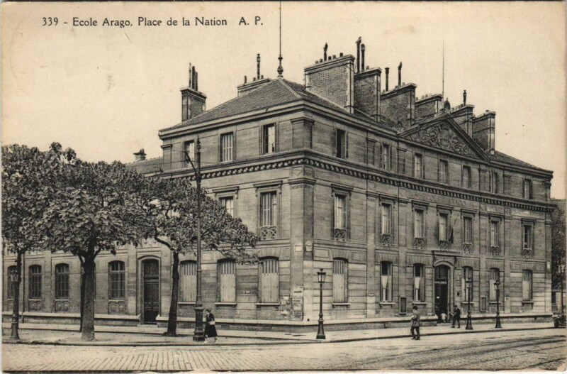 Carte postale ancienne Paris 12e Place de la nation Ecole Arago