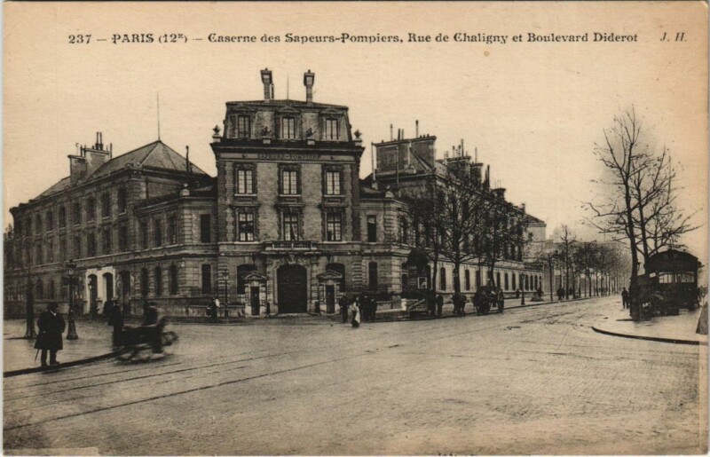 Carte postale ancienne Paris 12e Caserne des Sapeurs-Pompiers firefighter