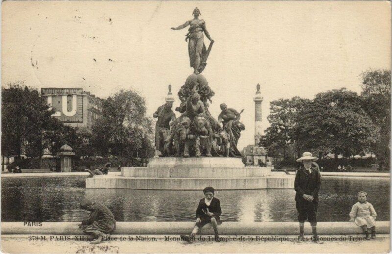Carte postale ancienne Paris 12e Place de la Nation Statue de la République