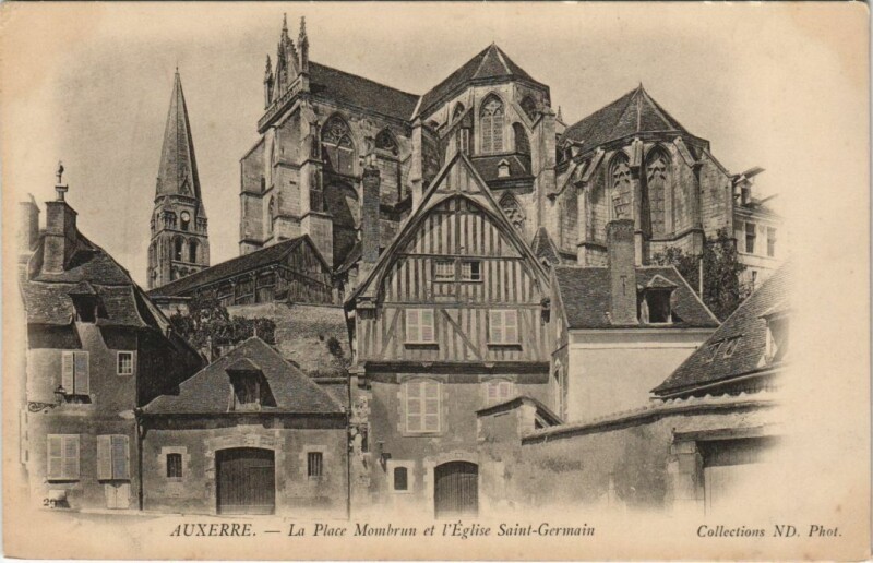 Carte postale ancienne Auxerre La Place Mombrun et l'Eglise Saint-Germain à Auxerre