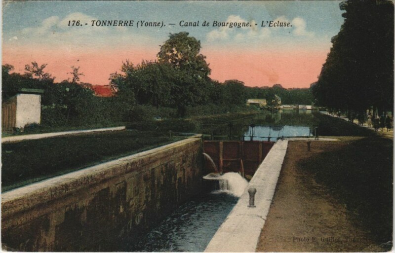 Carte postale ancienne Tonnerre Canal de Bourgogne - L'Ecluse à Tonnerre