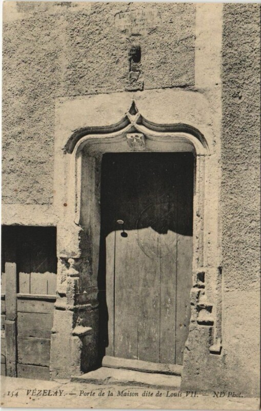 Carte postale ancienne Vezelay Porte de la Maison dite Louis Vii.