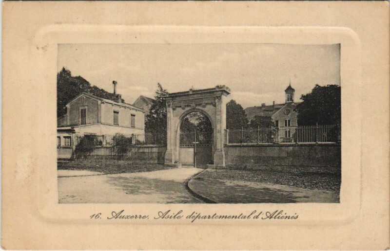 Carte postale ancienne Auxerre Asile Departemental d'Alienes à Auxerre
