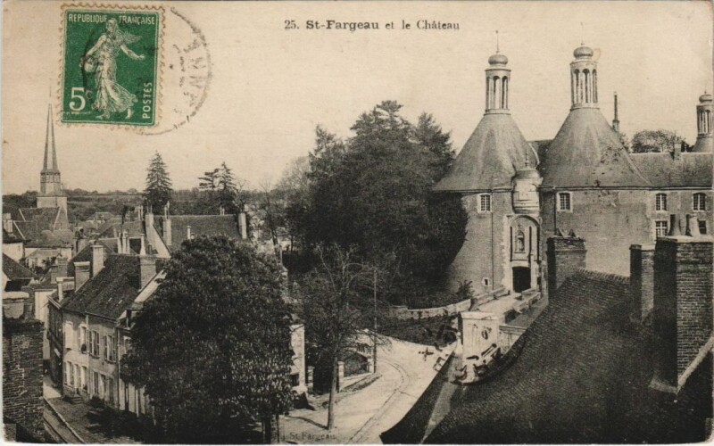 Carte postale ancienne Saint-Fargeau et le Chateau à Saint-Fargeau