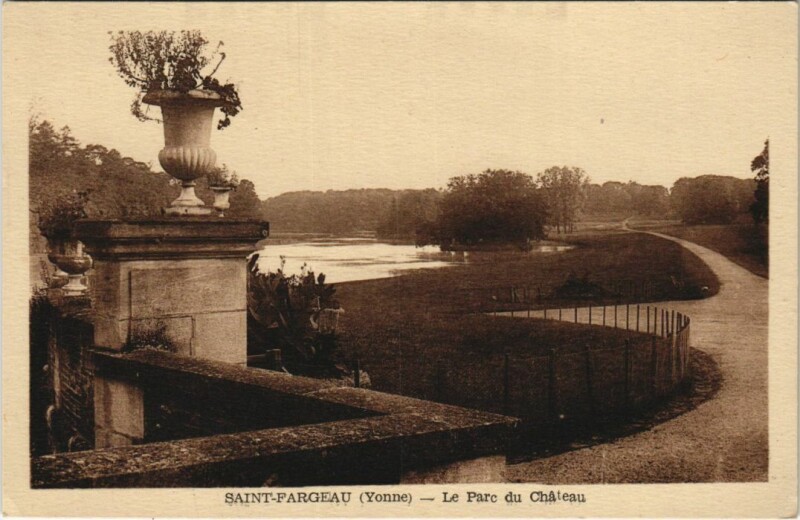 Carte postale ancienne Saint-Fargeau Le Parc du Chateau à Saint-Fargeau