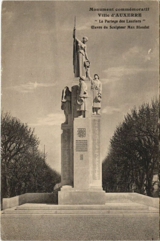 Carte postale ancienne Auxerre Monument Commemoratif Ville d'Auxerre à Auxerre