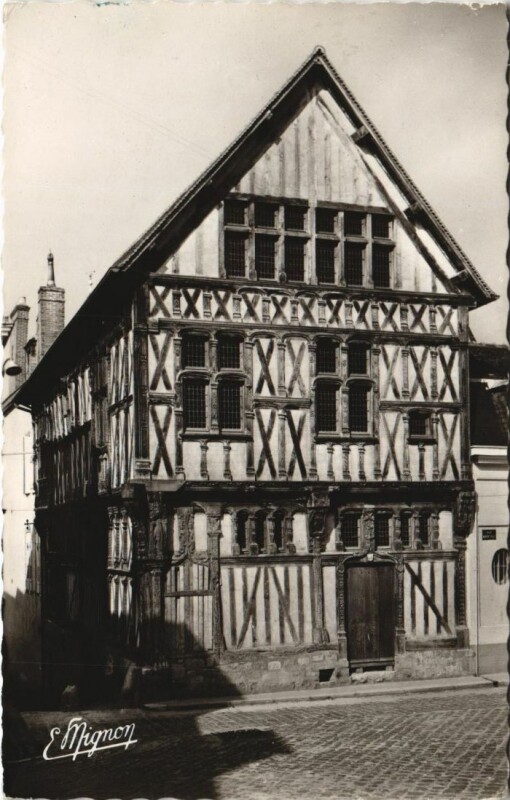 Carte postale ancienne Joigny Place Saint-Jean à Joigny