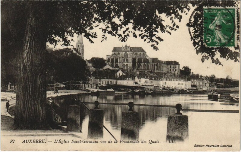 Carte postale ancienne Auxerre L'Eglise Saint-Germain Vue de la Promenade des Quais à Auxerre