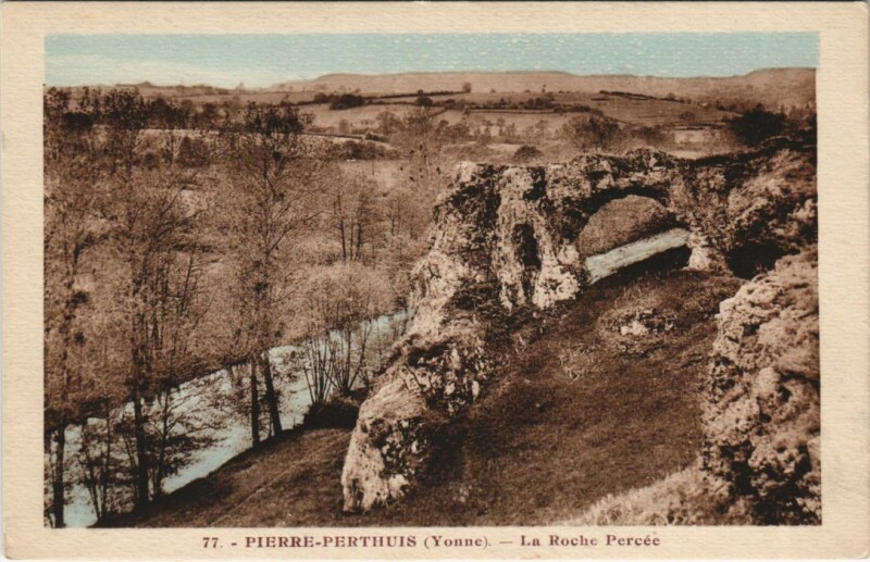 Carte postale ancienne Pierre-Perthuis La Roche Percee à Pierre-Perthuis