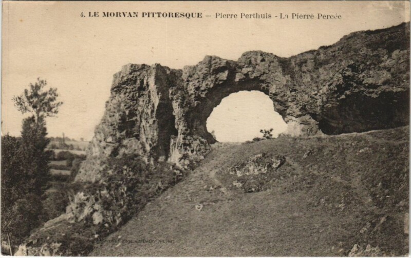 Carte postale ancienne Pierre-Perthuis La Pierre Percee à Pierre-Perthuis