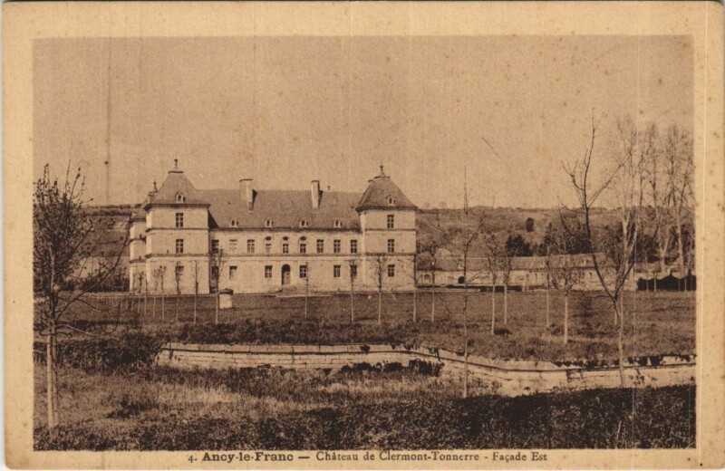 Carte postale ancienne Ancy-le-Franc Chateau de Clermont-Tonnerre - Facade Est à Ancy-le-Franc