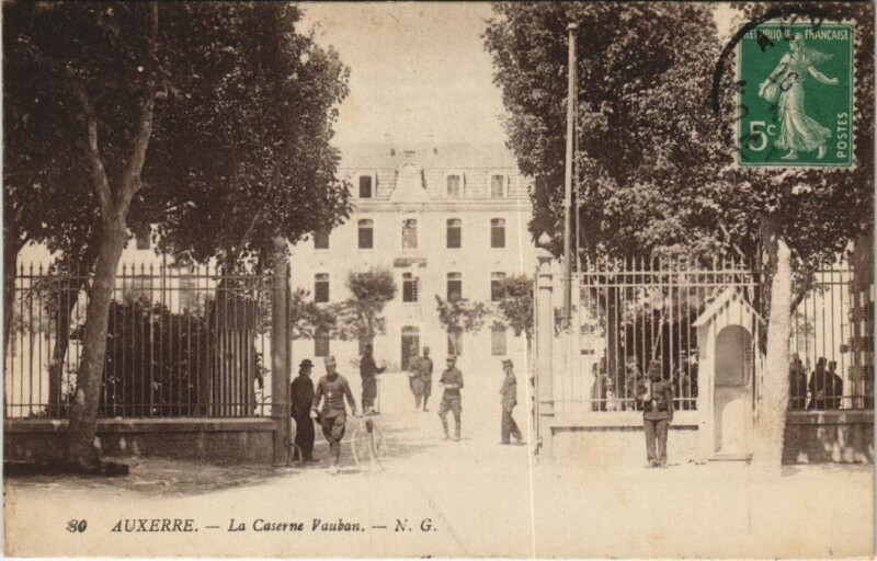 Carte postale ancienne Auxerre La Caserne Vauban à Auxerre
