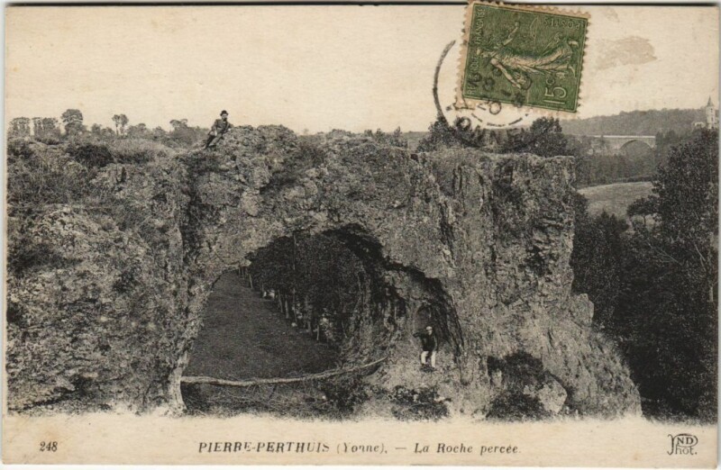 Carte postale ancienne Pierre-Perthuis La Roche Percee à Pierre-Perthuis