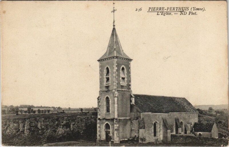 Carte postale ancienne Pierre-Perthuis L'Eglise à Pierre-Perthuis