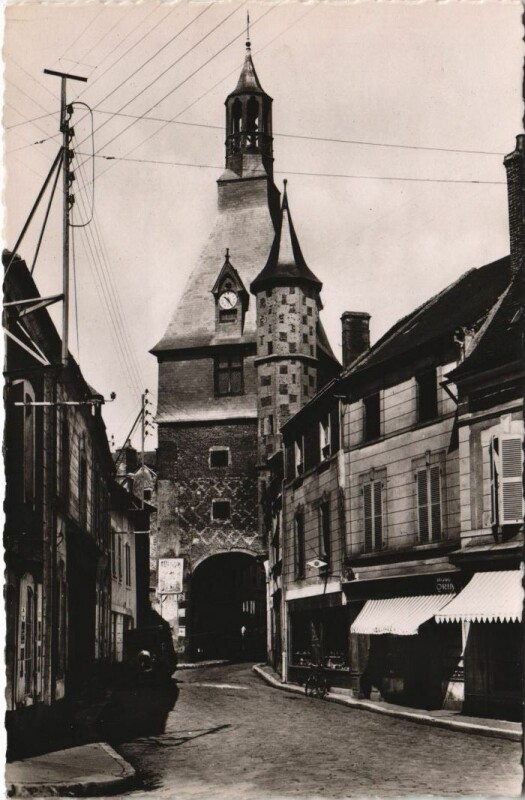 Carte postale ancienne Saint-Fargeau Le Beffroi à Saint-Fargeau