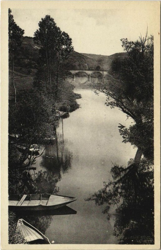 Carte postale ancienne Arcy-sur-Cure Paysage sur la Cure vers le Pont du Chemin de Fer à Arcy-sur-Cure