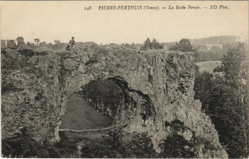 Carte postale ancienne Pierre-Perthuis La Roche Percee à Pierre-Perthuis