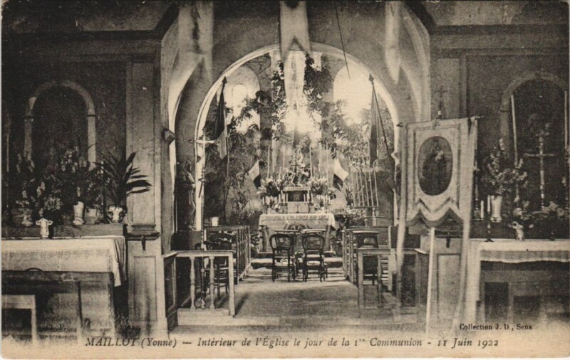 Carte postale ancienne Maillot Interieur de l'Eglise le Jour de la 1er Communion - 1922 à Maillot