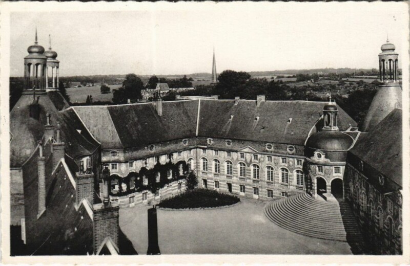 Carte postale ancienne Saint-Fargeau La Cour d'Honneur - Vue d'une Tour à Saint-Fargeau