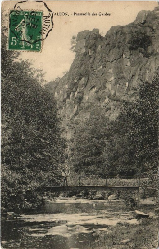 Carte postale ancienne Avallon Passerelle des Gardes à Avallon