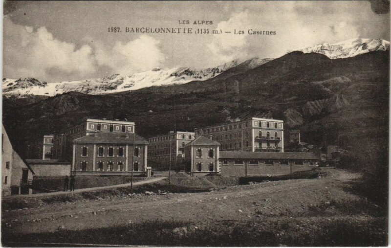 Carte postale ancienne Barcelonnette Les Casernes