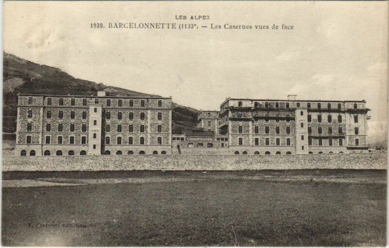 Carte postale ancienne Barcelonnette Les Casernes Vues de Face