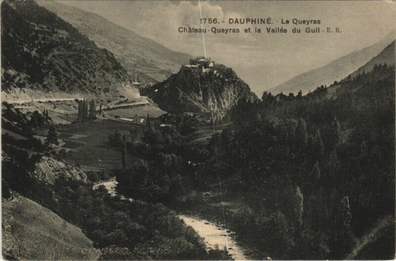 Carte postale ancienne Le Queyras - Chateau-Queyras et la Vallee du Guil
