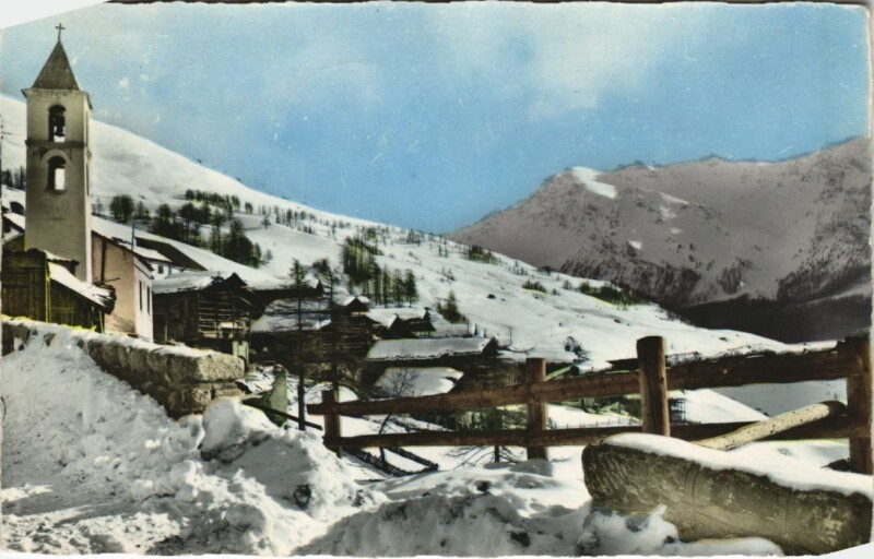 Carte postale ancienne Saint-Veran Un Coin du Village et Vue sur le Montagne des Avers