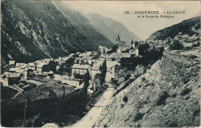 Carte postale ancienne La Grave et la Route de Briancon à La Grave