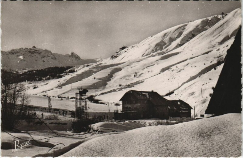 Carte postale ancienne Vars Sainte-Marie - L'Hotel de La Mayt et son Monte-Pente