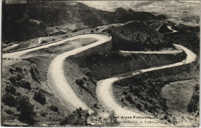 Carte postale ancienne Lacets a la Descente du Col de Vars sur Guillestre à Guillestre