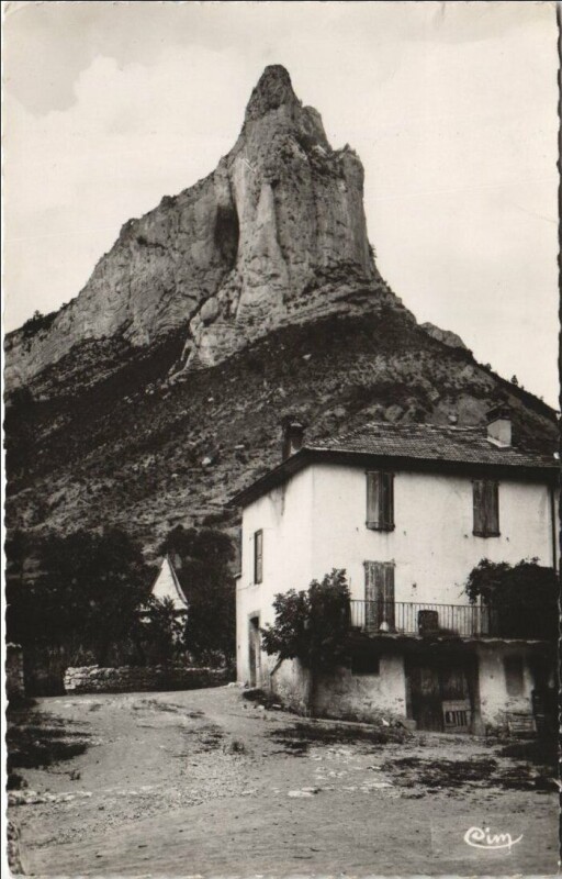 Carte postale ancienne Orpierre Le Rocher du Quiquillon à Orpierre