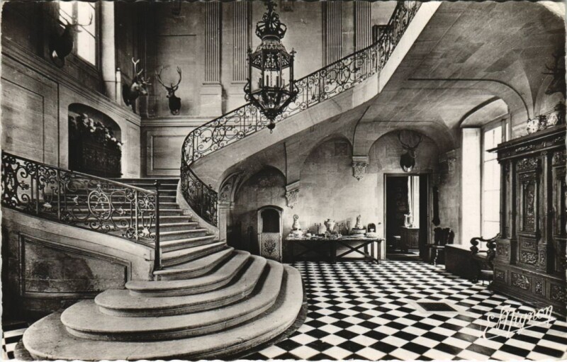 Carte postale ancienne Anet Chateau, Vestibule d'Entree et grand Escalier France