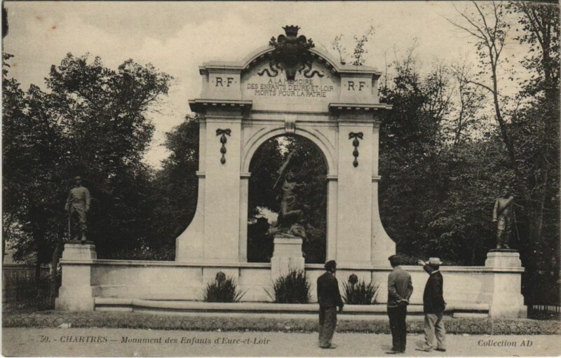 Carte postale ancienne Chartres Monument des Enfants d'Eure et Loir France à Chartres