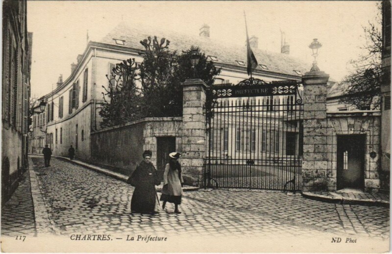 Carte postale ancienne Chartres La Prefecture France à Chartres