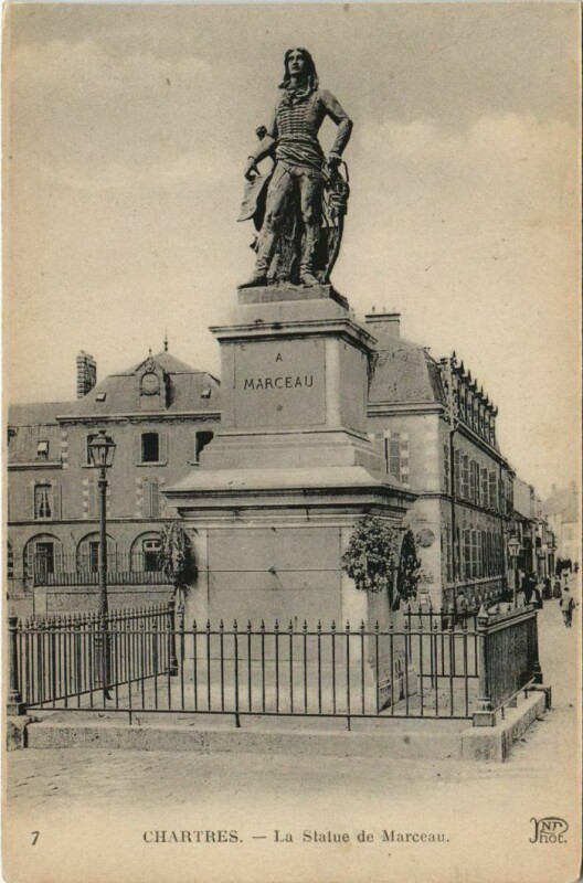 Carte postale ancienne Chartres Statue de Marceau France à Chartres