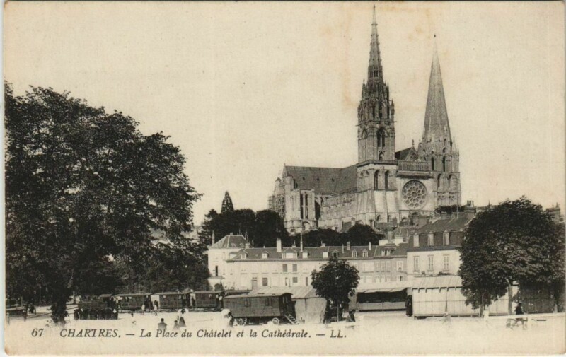 Carte postale ancienne Chartres Place du Chatelet et la Cathedrale France à Chartres