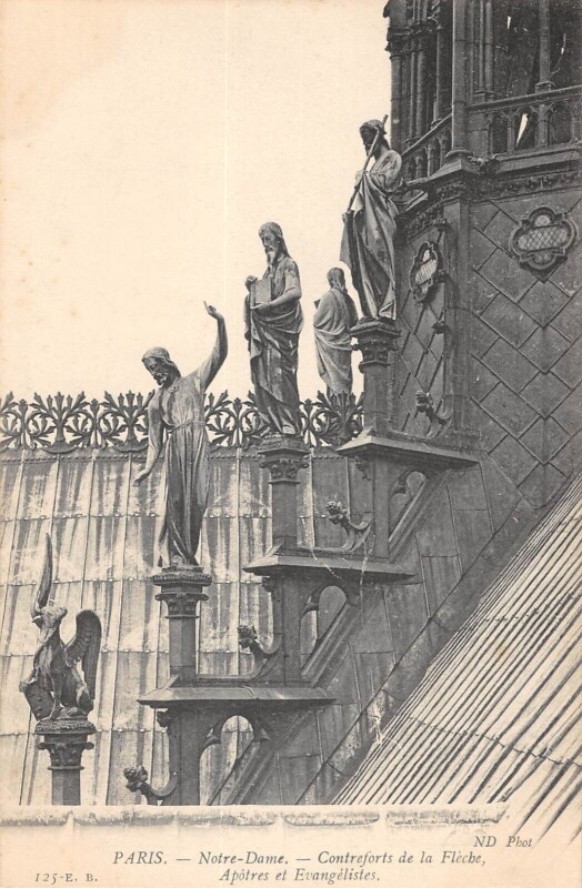 Carte postale ancienne Paris IVe Paris Notre Dame Contreforts De La Fleche Apotres Et Evangelist à Paris 4e