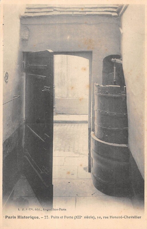 Carte postale ancienne Paris VIe Paris Historique Puits Et Porte Rue Honore Chevallier à Paris 6e