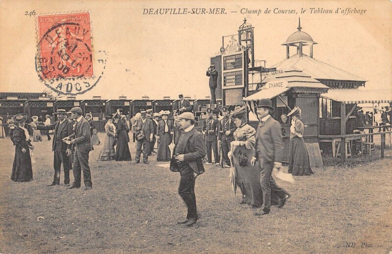 Carte postale ancienne Deauville Sur Mer Champ De Courses Le Tableau D'Affichage à Deauville
