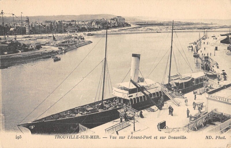 Carte postale ancienne Trouville Sur Mer Vue Sur L'Avant Port Et Sur Deauville à Deauville