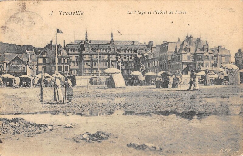 Carte postale ancienne Trouville La Plage Et Hotel De Paris