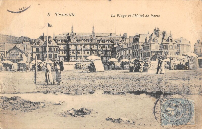 Carte postale ancienne Trouville La Plage Et Hotel De Paris