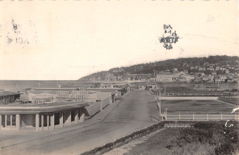 Carte postale ancienne Deauville Sur Sur Trouville à Deauville