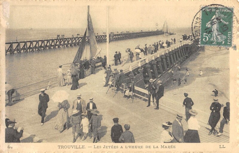 Carte postale ancienne Trouville Les Jetees A L'Heure De La Maree