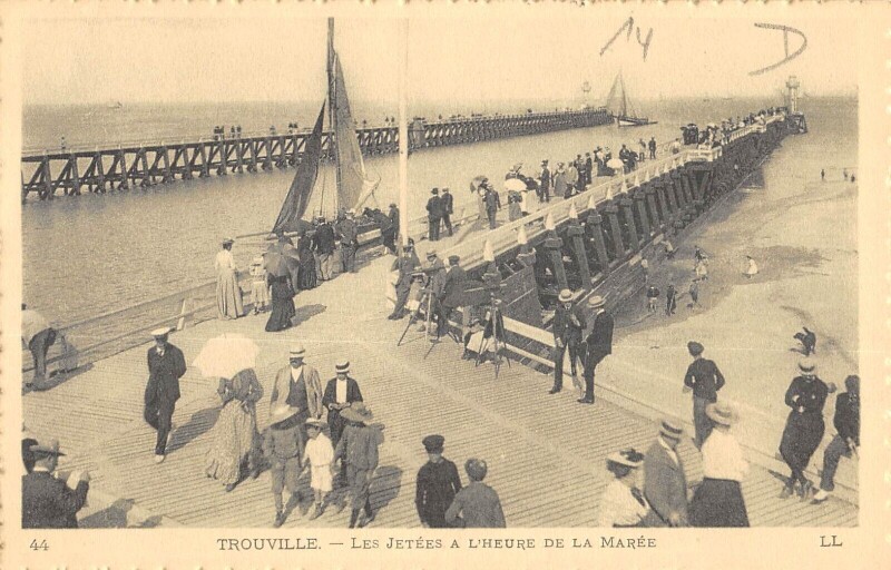 Carte postale ancienne Trouville Les Jetees A L'Heure De La Maree
